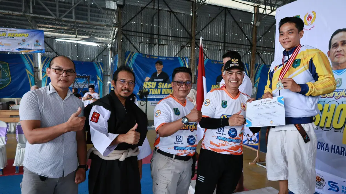 BERPRESTASI:Wakil Bupati HSU, Hero Setiawan menyerahkan penghargaan kepada atlet pada penutupan Kejuaraan Kempo se-Kalsel 2026 di Amuntai, belum lama tadi.(Foto: Pemkab HSU)