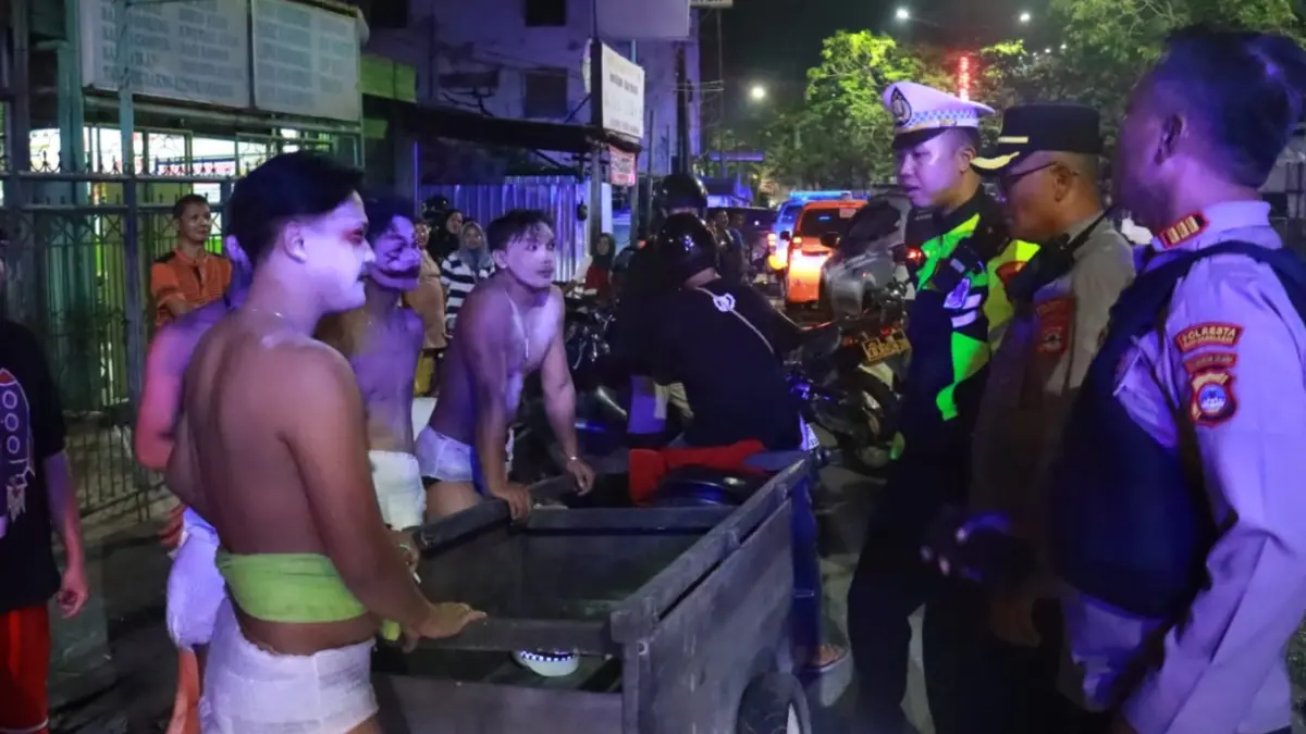 DITEGUR PETUGAS: Sejumlah remaja yang mengenakan kostum menyerupai tuyul saat diamankan dan ditegur personel Polresta Banjarmasin ketika patroli dini hari di Jalan A Yani KM 1 Banjarmasin.