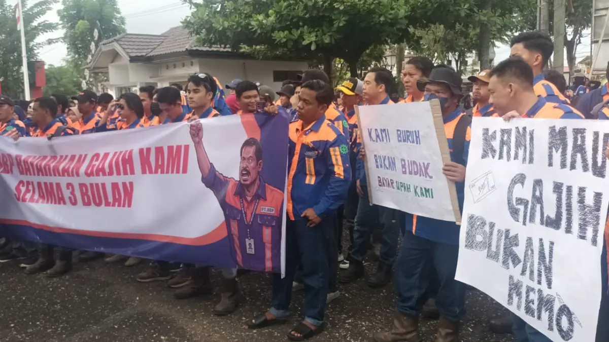 Karyawan PT BBP di Tabalong saat melakukan demontrasi di halaman kantor DPRD Tabalong. (Ibnu Dwi Wahyudi/ Radar Banjarmasin)