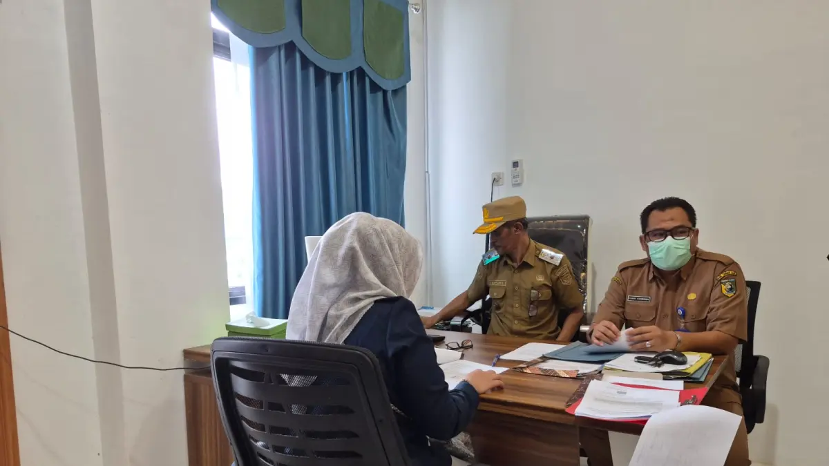KLARIFIKASI: Admin SPBUN Desa Kuala Tambangan saat dimintai klarifikasi oleh pihak DKPP Tala, Senin (25/5/2026). (Foto : Norsalim Yahya/Radar Banjarmasin)