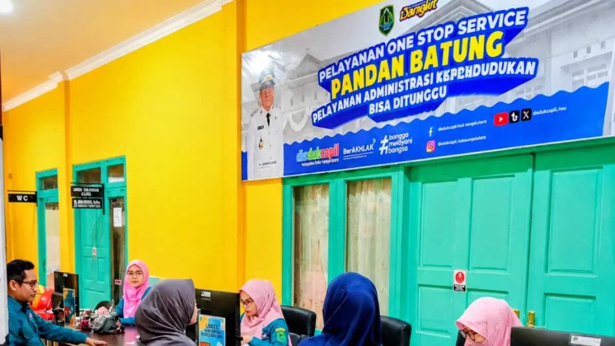 LAYANAN: Petugas Dinas Kependudukan dan Pencatatan Sipil (Dukcapil) Kabupaten HSU melayani warga melalui inovasi PANDAN BATUNG di Kantor Disdukcapil HSU.(Foto: Dukcapil HSU)&nbsp;
