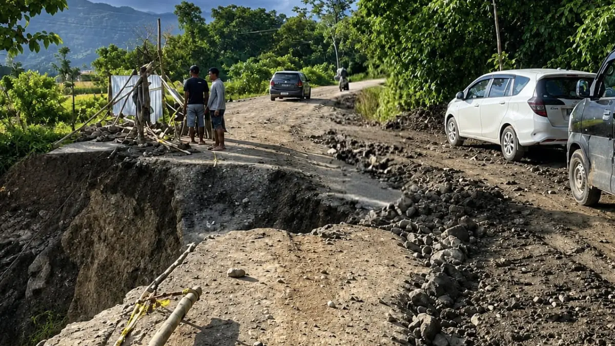 LONGSOR: Kondisi jalan Trans Batulicin–Kandangan di Desa Emil Baru, Kecamatan Mantewe, yang sempat longsor dan menggerus sebagian badan jalan.