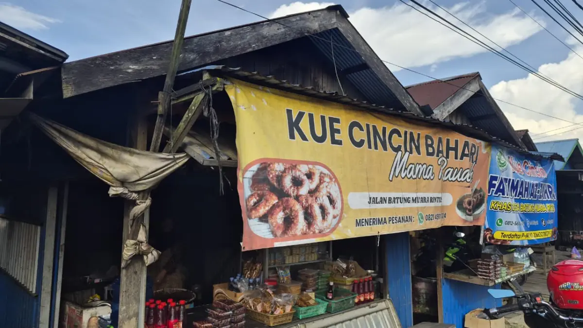 MASIH BERTAHAN: Selama dua dekade warung cincin bahari masih bertahan.
