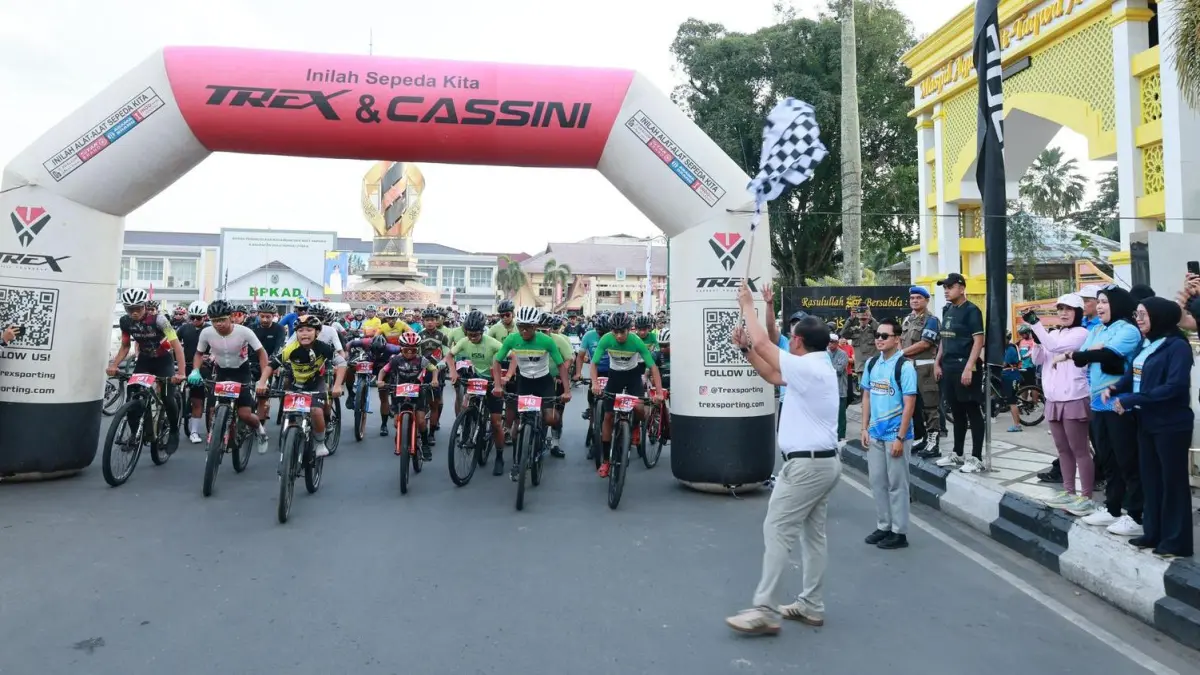 MERIAH:Bupati Kabupaten HSU, H Sahrujani melepas ribuan goweser dari berbagai wilayah di Kalsel, Kalteng, dan Kaltim pada event Fun Bike dan XCM Race, Minggu (24/5/2026).(Foto:M Akbar/Radar Banjarmasin)