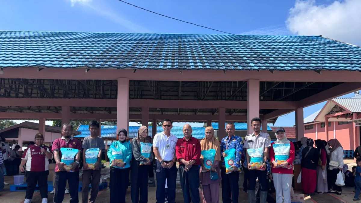 MERIAH:Kepala BPTU-HPT Pelaihari, Arie Sutanto bersama Kepala Disnakeswan Kabupaten Tala, Muhammad Mursyi foto bersama usai kegiatan sosial di BPTU-HPT Pelaihari Desa Sungai Jelai, belum lama tadi. (Foto:BPTU-HPT Pelaihari)