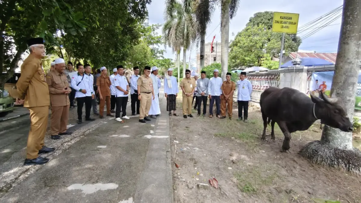 MOMEN:Bupati HSU, H Sahrujani bersama Ketua BAZNAS HSU, Drs H Zainal Abidin MH menyerahkan hewan kurban secara simbolis ke penerima di Masjid Agung At-Taqwa Amuntai, Senin (25/5/2026).(Foto: Pemkab HSU)&nbsp;