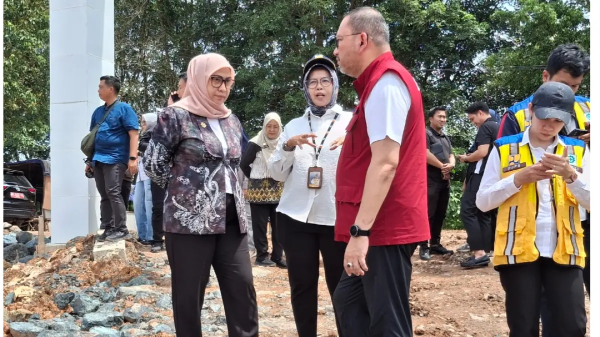 PEMBANGUNAN: Wali Kota Banjarbaru Hj. Erna Lisa Halaby saat berada di lokasi pembangunan Sekolah Rakyat di Banjarbaru, beberapa waktu lalu.&nbsp;