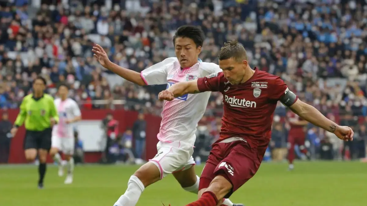 PENSIUN: Lukas Podolski saat bermain bersama Vissel Kobe pada 2019.&nbsp;
(Kyodo)