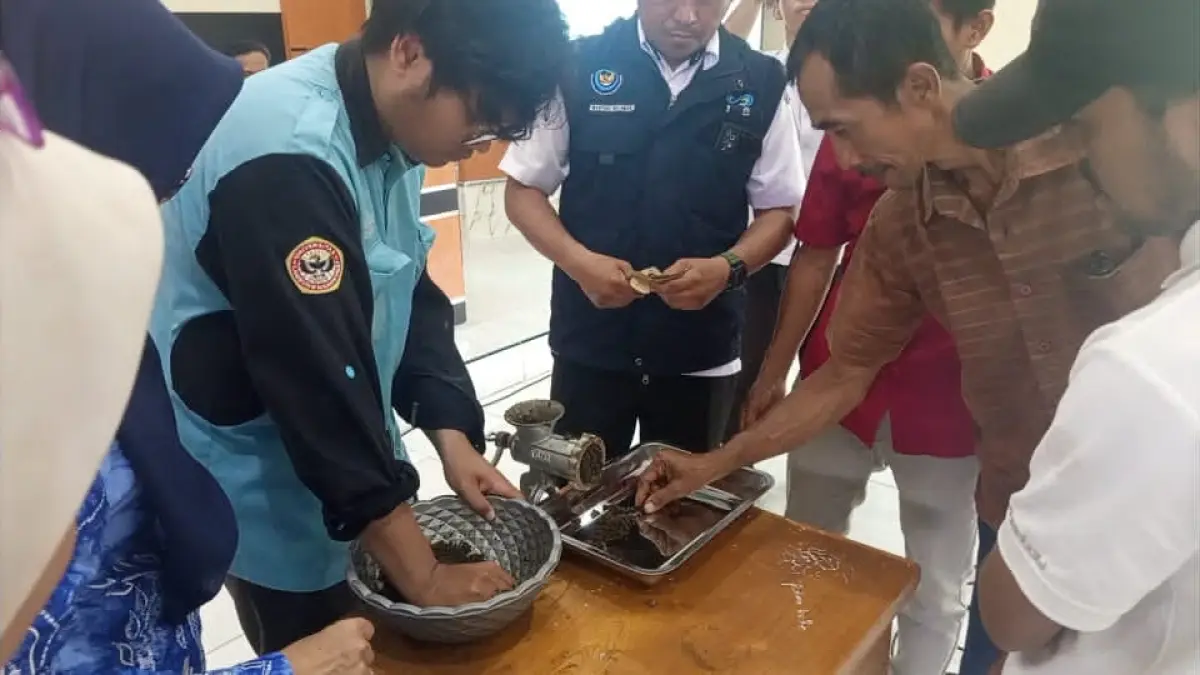 PRAKTIK LANGSUNG: Tim dosen ULM memberikan edukasi pembuatan pakan ikan kepada para anggota kelompok pembudidaya ikan di Kabupaten HSU.