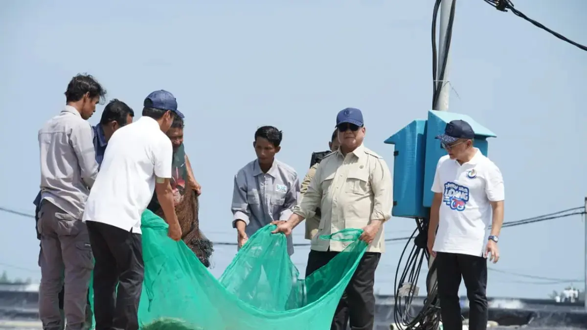 SWASEMBADA: Presiden Prabowo Subianto menghadiri panen raya udang di tambak Budidaya Udang Berbasis Kawasan di Desa Tegalretno, Kecamatan Petanahan, Kebumen, Jawa Tengah, pada Sabtu (23/5). (Istimewa)