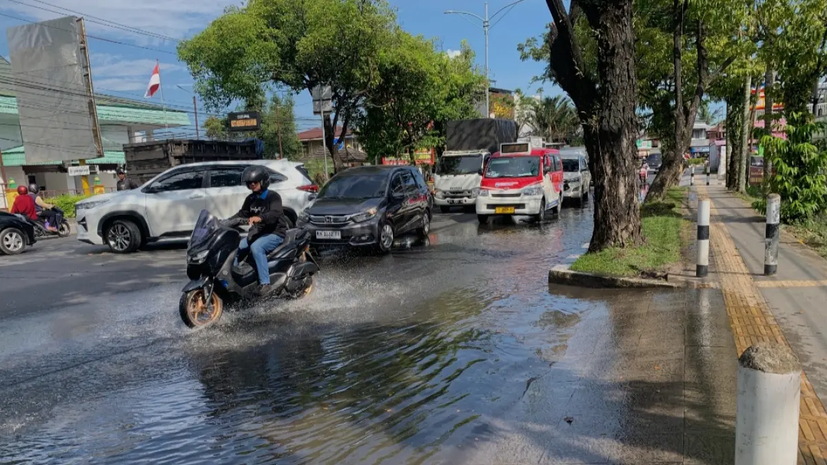 TERENDAM: Tingginya pasang air laut dan curah hujan menyebabkan sejumlah ruas jalan terendam.(Foto: Endang Syarifuddin/Radar Banjarmasin)
