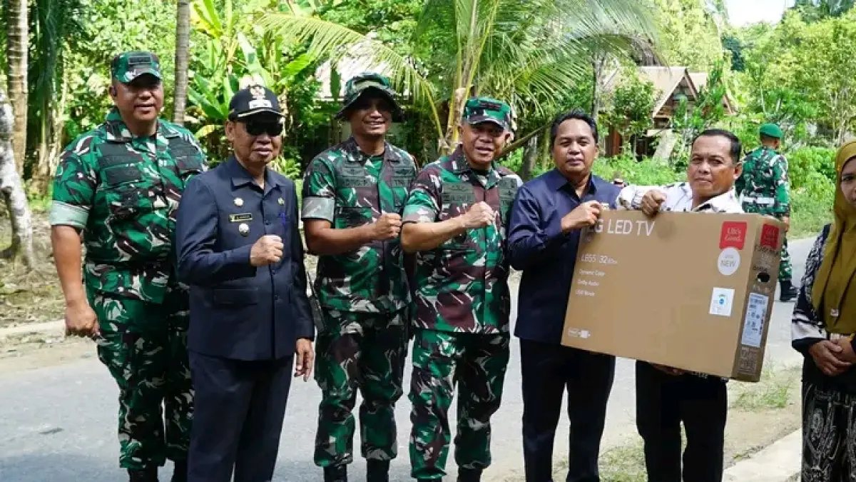 TINJAU: Wakil Ketua I DPRD HSS, H Husnan saat meninjau langsung hasil TMMD 128 pada Kamis (21/5/2026).(Foto: KOMINFO HSS)&nbsp;