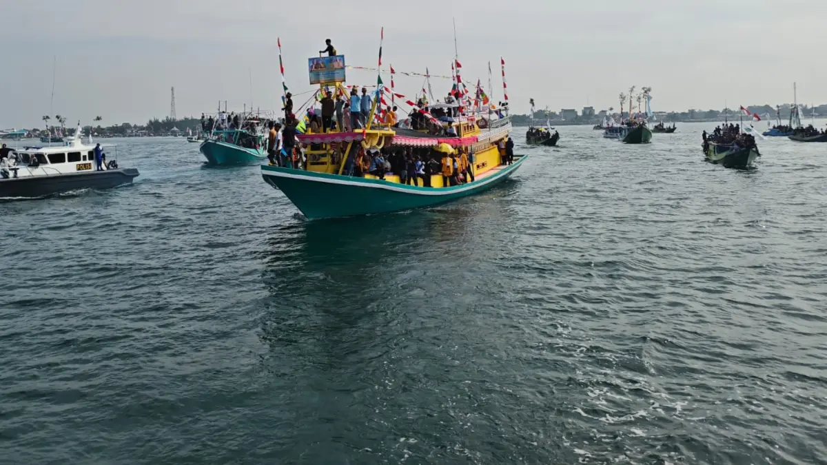 ARMADA NELAYAN: Sejumlah kapal nelayan mengikuti parade laut di puncak pesta pantai di perairan Pagatan Tanah Bumbu.
