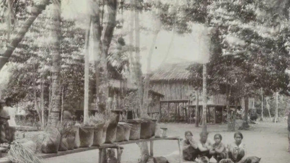 BERDAGANG: Aktivitas masyarakat Dayak Meratus yang menukar hasil kebun mereka dengan bahan dapur (Foto: HISTORIA.ID)