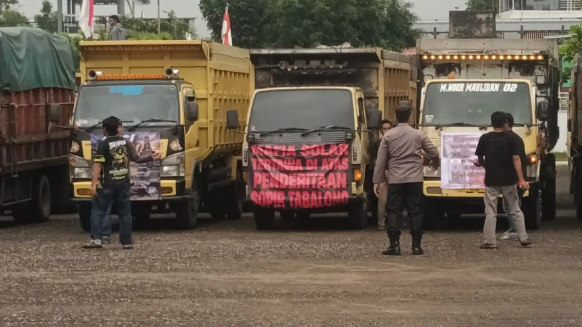 DEMO: Para sopir truk saat memarkirkan kendaraannya di halaman kantor DPRD Tabalong.