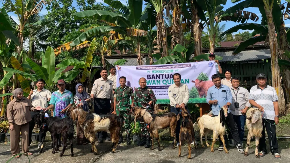 KEBERSAMAAN: Perwakilan PT PAMA BBSO, tokoh masyarakat, dan kelompok ternak binaan Bang Joko berfoto bersama usai penyerahan hewan kurban kambing di Kelurahan Guntung Payung, Banjarbaru.