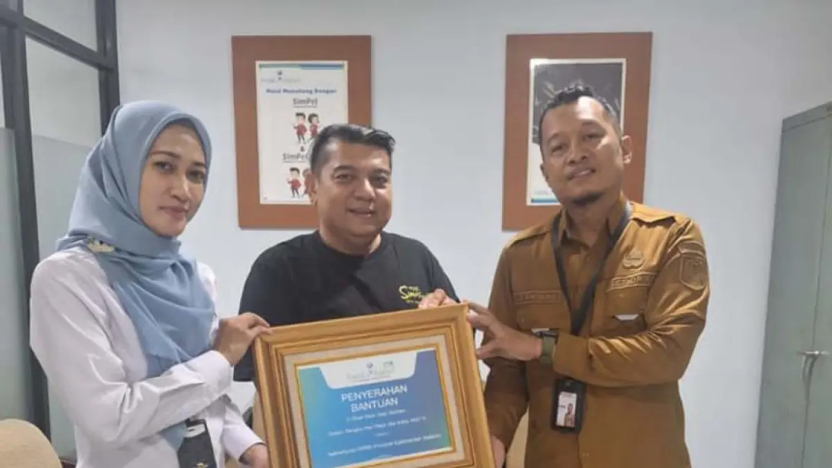 KURBAN: Ketua Panitia Kurban di DPRD Kalsel, Rudi Setiawan didampingi Humas Sekretariat DPRD Provinsi Kalsel, Sarkani menerima bantuan sapi Bank Kalsel.(Foto: Bank Kalsel)