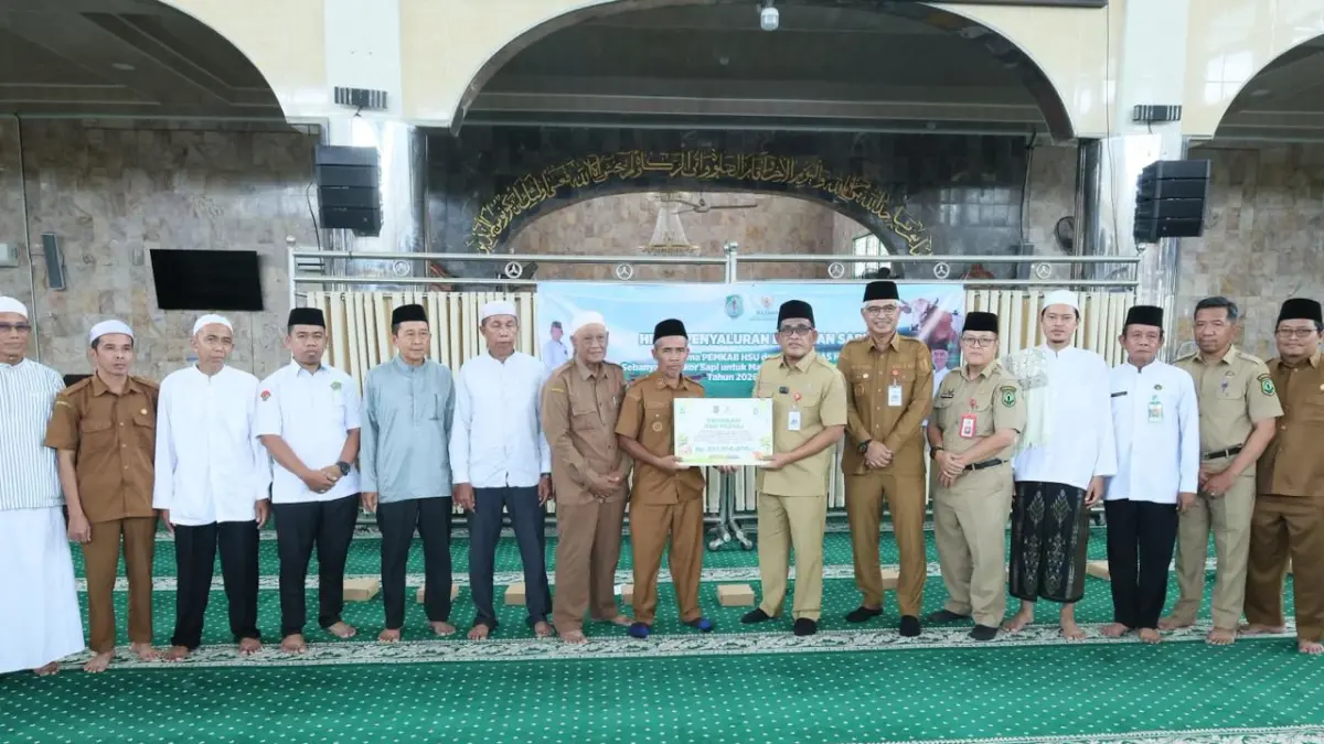 MOMEN:Bupati dan Wakil Bupati HSU, H Sahrujani dan Hero Setiawan menyerahkan sapi kurban kepada pengurus masjid dan warga, Senin (25/6/2026).(Foto:Pemkab HSU)
