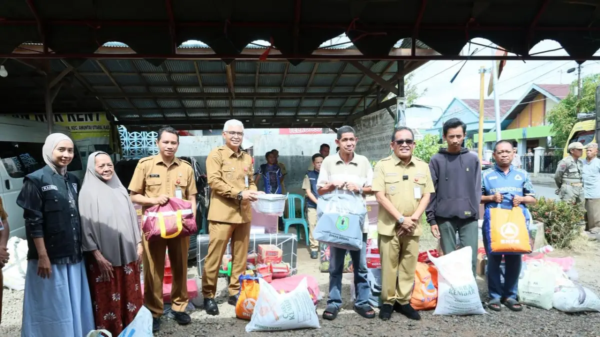 PEDULI:Bupati dan Wakil Bupati Kabupaten Hulu Sungai Utara (HSU), H Sahrujani dan Hero Setiawan menyerahkan bantuan kepada korban kebakaran di Desa Pamintangan, Kecamatan Amuntai Utara, Senin (25/5/2026).(Foto: Pemkab HSU)