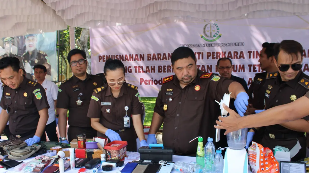 PEMUSNAHAN: Kejaksaan Negeri Tanah Bumbu memusnahkan barang bukti perkara pidana yang telah berkekuatan hukum tetap di Batulicin, Selasa (26/5/2026). (Foto: Zulqarnain/Radar Banjarmasin)