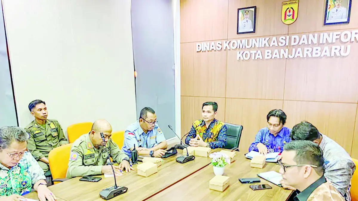 PENATAAN: Dinas Kominfo Banjarbaru menggodok &nbsp;regulasi penataan reklame untuk menekan kesemrawutan visual dan memberi kepastian hukum bagi pelaku usaha.
(MC BANJARBARU)&nbsp;