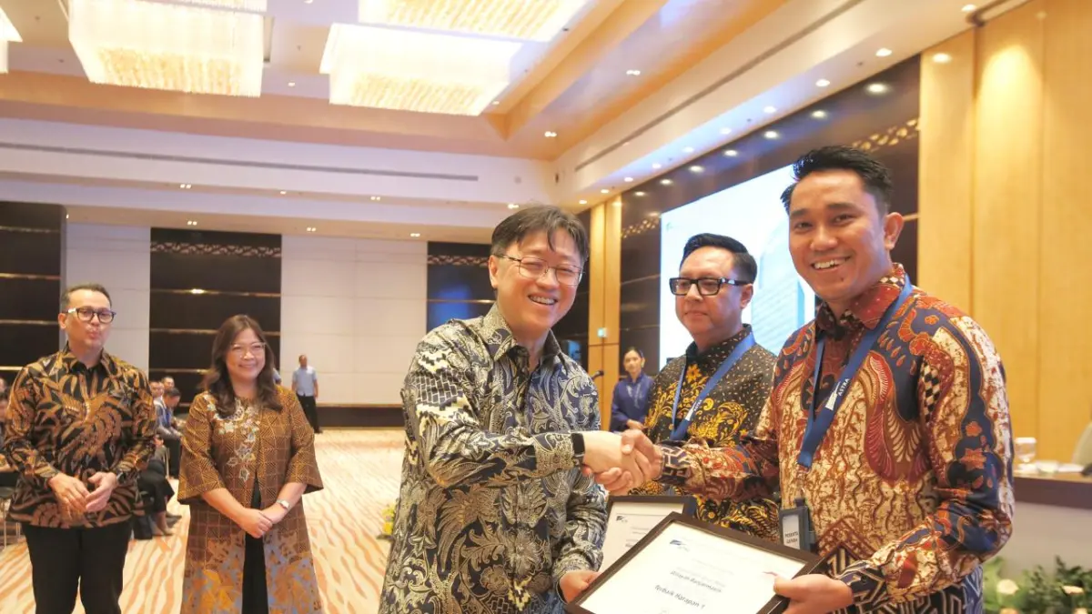 PENGHARGAAN: Perwakilan Korwil Grup Astra Banjarmasin, Putra Humosir Siregar menerima apresiasi Grup Astra Banjarmasin  Terbaik Harapan 1 dari Presiden Direktur Rudy di Gedung Menara Astra, Senin (26/5/2026).