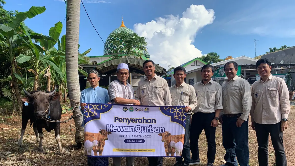 PENYERAHAN: Perwakilan PT PAMA BBSO bersama pengurus Masjid Nurul Muhajirin berfoto bersama usai penyerahan bantuan hewan kurban sapi untuk masyarakat sekitar, Senin (25/5/2026).