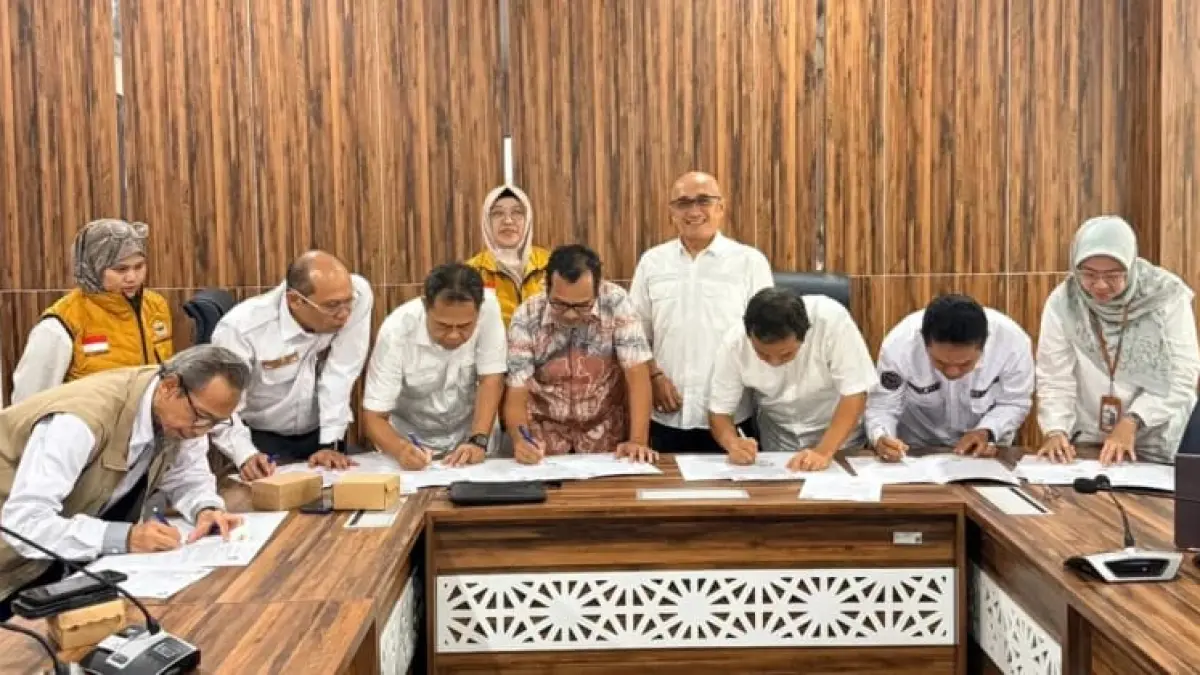 PENANDATANGANAN: Wakil Rektor Bidang Akademik ULM Dr Iwan Aflanie bersama Wakil Rektor Bidang Kerja Sama, Humas dan Sistem Informasi ULM Dr Yusuf Azis melakukan penandatanganan dokumen pelepasan mahasiswa peserta KKN Internasional Jepang 2026 di Ruang Wasaka Rektorat ULM.