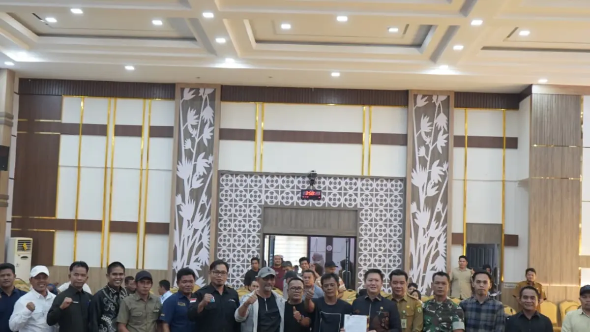 SEPAKAT: Rapat Dengar Pendapat (RDP) DPRD Balangan menyepakati solusi distribusi bio solar atau solar bersubsidi bersama perwakilan sopir, Forkopimda, dan pengelola SPBU di Gedung DPRD Balangan, Selasa (26/5/2026).(Foto:Humas DPRD untuk Radar Banjarmasin)