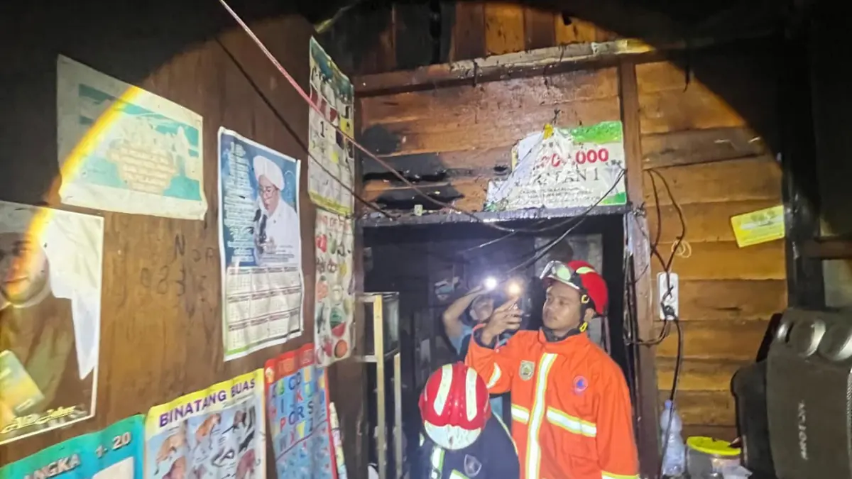 SISA KEBAKARAN: Puing bangunan rumah milik Fahruji di Desa Merah, Kecamatan Awayan, yang hangus usai dilalap kobaran api pada Selasa (26/5/2026) dini hari.