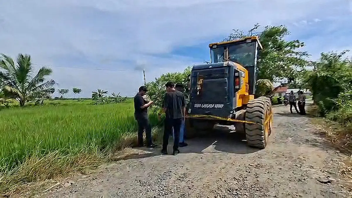 TKP: Grader yang terlibat kecelakaan maut di Jalan Poros Desa Kampung Baru menuju Desa Lawahan, Kecamatan Beruntung Baru, Kabupaten Banjar dipasangi garis Polisi, Sabtu (23/5/2026).(Foto:Polres Banjarbaru)