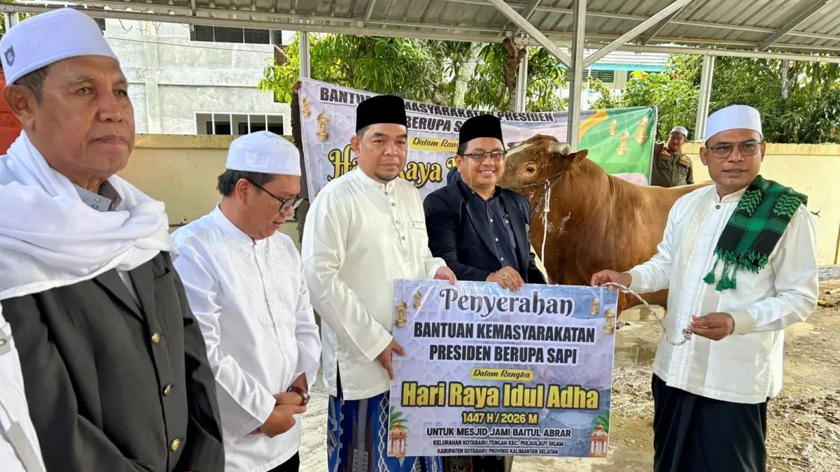BANTUAN: Penyerahan Sapi kurban bantuan dari Presiden Prabowo Subianto di Kotabaru. (Foto: Panitia untuk Radar Banjarmasin)&nbsp;