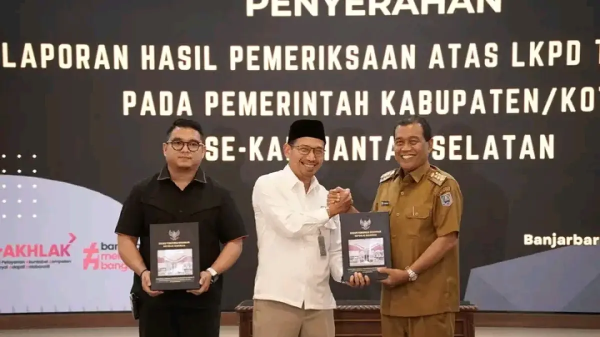 DAMPINGI: Ketua DPRD HSS, H Akhmad Fahmi dampingi Bupati HSS, H Syafrudin Noor terima penghargaan Opini WTP dari BPK RI di Banjarbaru, Selasa (26/5/2026).(Foto: DPRD HSS)&nbsp;