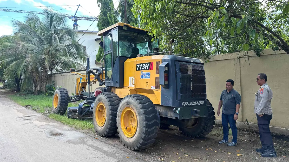 DIAMANKAN: Alat berat jenis grader yang terlibat kecelakaan maut di wilayah Tambak Babi, Desa Lawahan, Kecamatan Beruntung Baru, Kabupaten Banjar, diamankan di Mapolres Banjar. (HUMAS POLRES BANJARBARU)