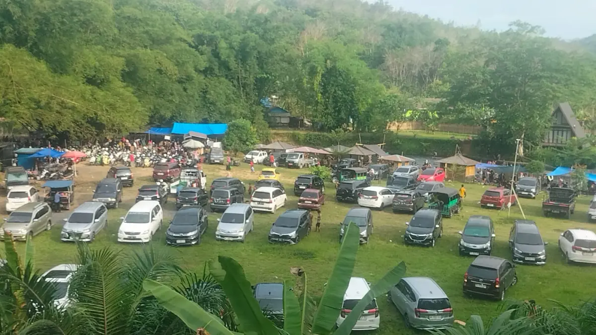 MEMBLUDAK: Jumlah pengunjung yang datang berwisata di wisata air Sirang Pitu meningkat tajam di momen libur Iduladha. (Foto: Amat M untuk Radar Banjarmasin)
