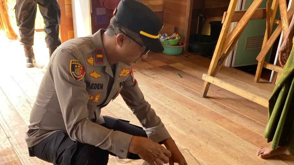 MEMERIKSA: Kapolsek Beruntung Baru, IPDA Deden Aprianto Lesmana memeriksa mesin bor listrik yang diduga jadi penyebab tewasnya seorang tukang bangunan di Desa Babirik, Kecamatan Beruntung Baru, Kabupaten Banjar. (POLSEK BERUNTUNG BARU)
