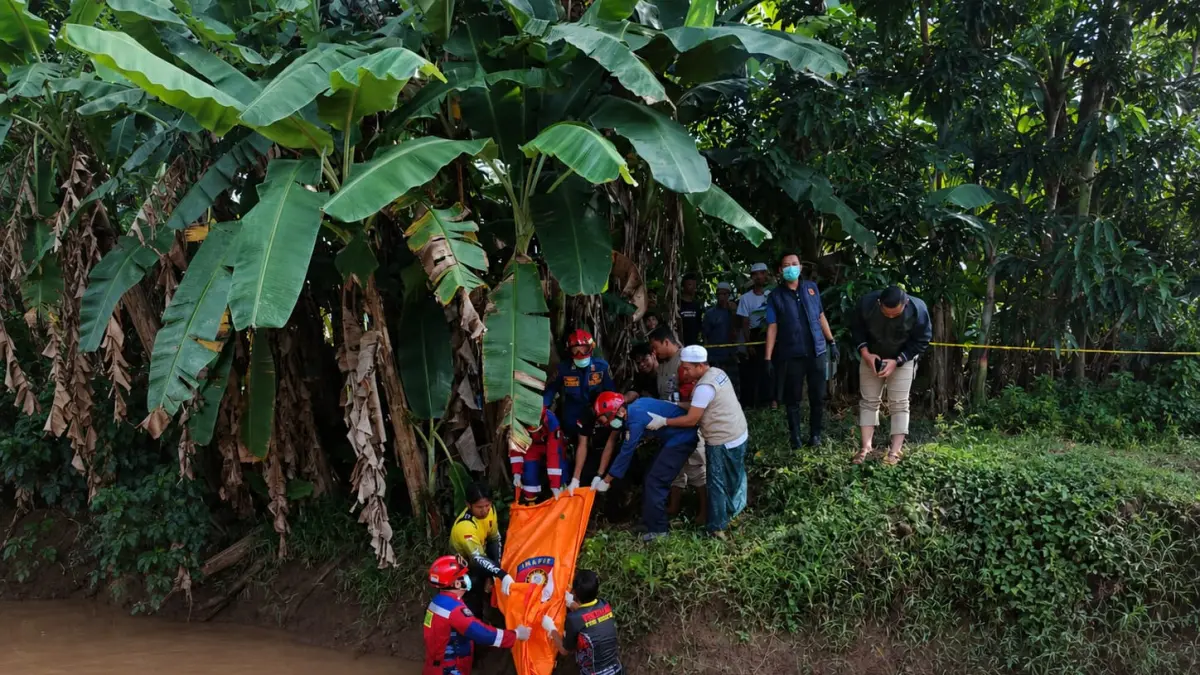 Petugas gabungan mengevakuasi jasad pria yang ditemukan mengambang di aliran sungai Desa Sungai Tuan, Kecamatan Astambul, Kabupaten Banjar, Rabu (27/5/2026) pagi. (DPKP BANJAR)
