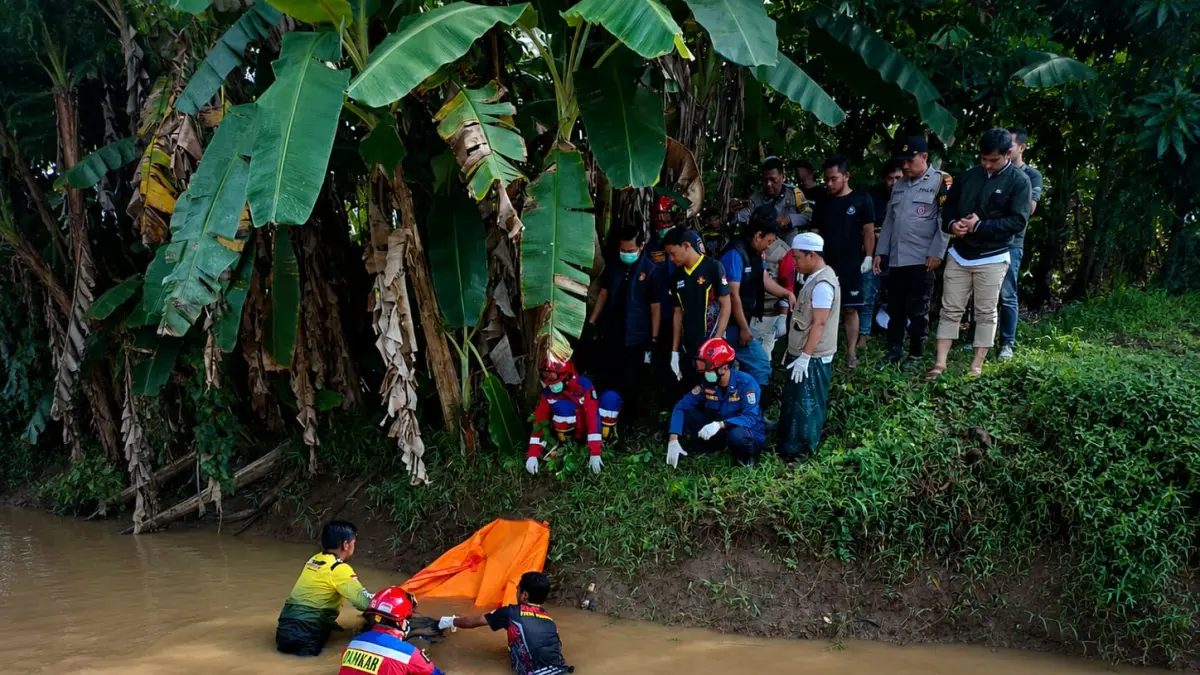 Petugas gabungan mengevakuasi jasad pria yang ditemukan mengambang di pintu aliran air Desa Sungai Tuan Ulu, Kecamatan Astambul, Kabupaten Banjar, Rabu (27/5/2026) pagi.(DPKP BANJAR)