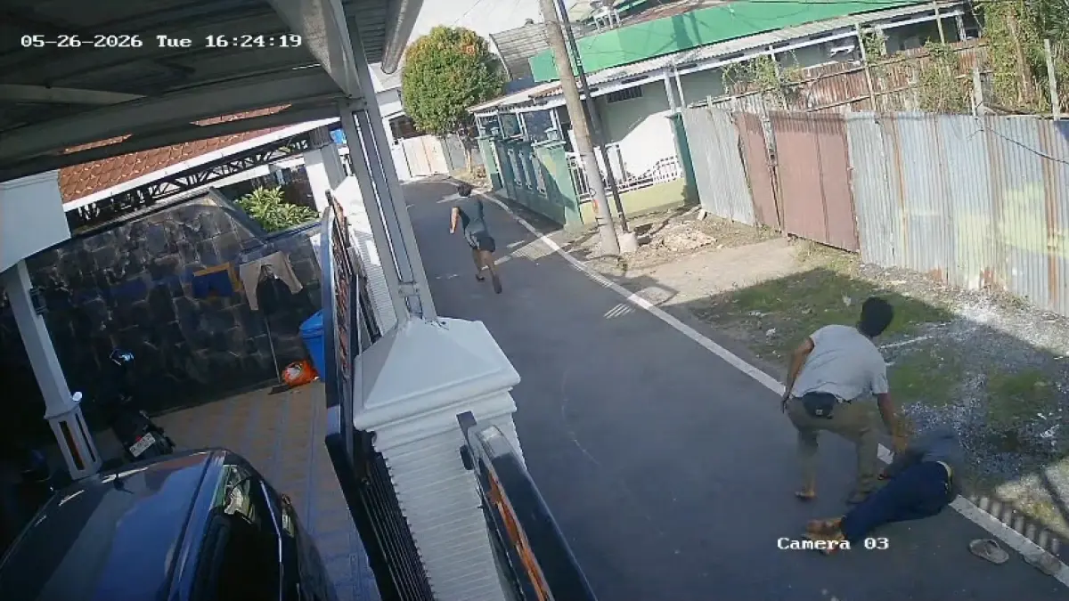 TERKAPAR: Korban Opek tampak tak sadarkan diri usai diseruduk sapi yang diduga lepas ikatan di Kampung Arab, Banjarmasin Tengah, Selasa (26/5/2026) sore.(Foto:Tangkapan layar rekaman CCTV)&nbsp;