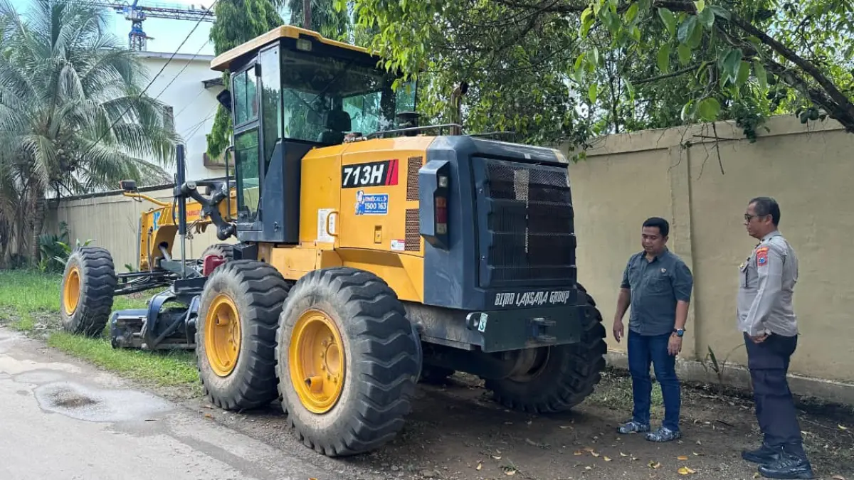 BARANG BUKTI: Alat berat grader disita kepolisian sebagai barang bukti kasus kecelakaan menewaskan tiga korban di kawasan Tambak Babi, Desa Lawahan, Kecamatan Beruntung Baru, Kabupaten Banjar.