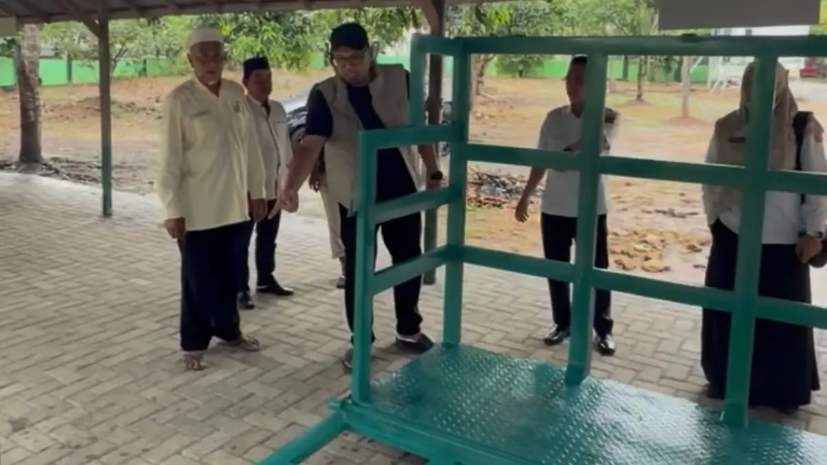 BERMANFAAT: Alat perebah sapi disalurkan anggota DPRD Banjarbaru Nurkhalis Anshari dalam momentum Iduladha.
