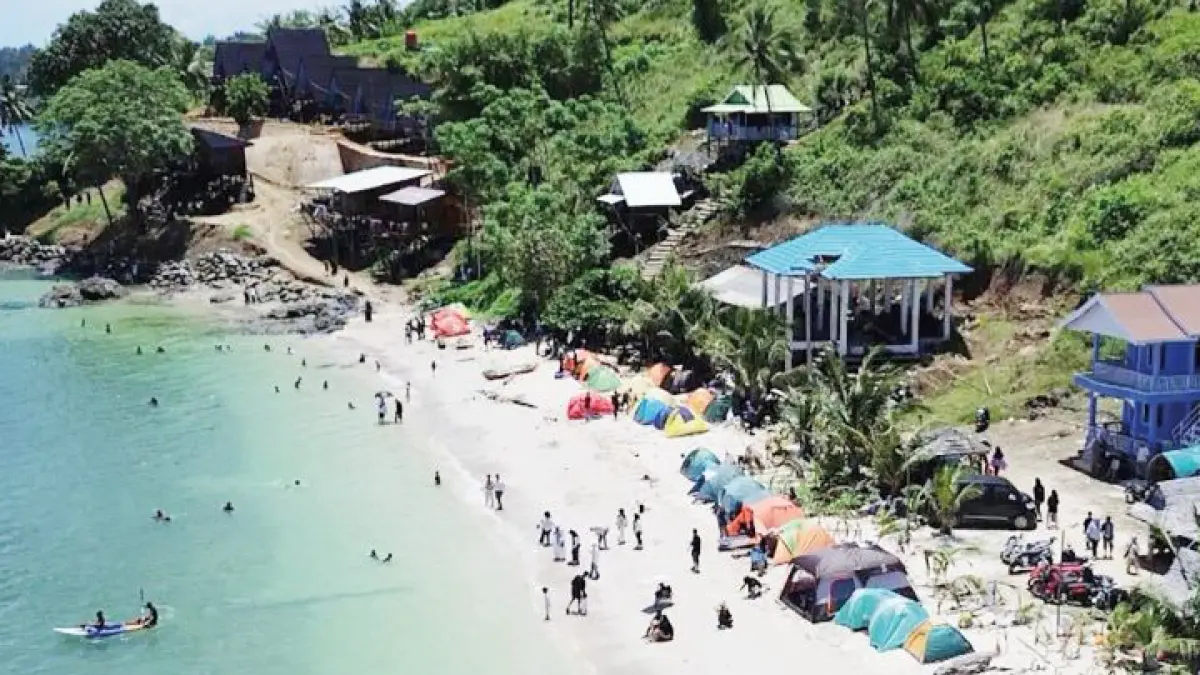 BERSIH: Pemandangan di Wisata Teluk Tamiang Kotabaru pada siang hari.&nbsp;