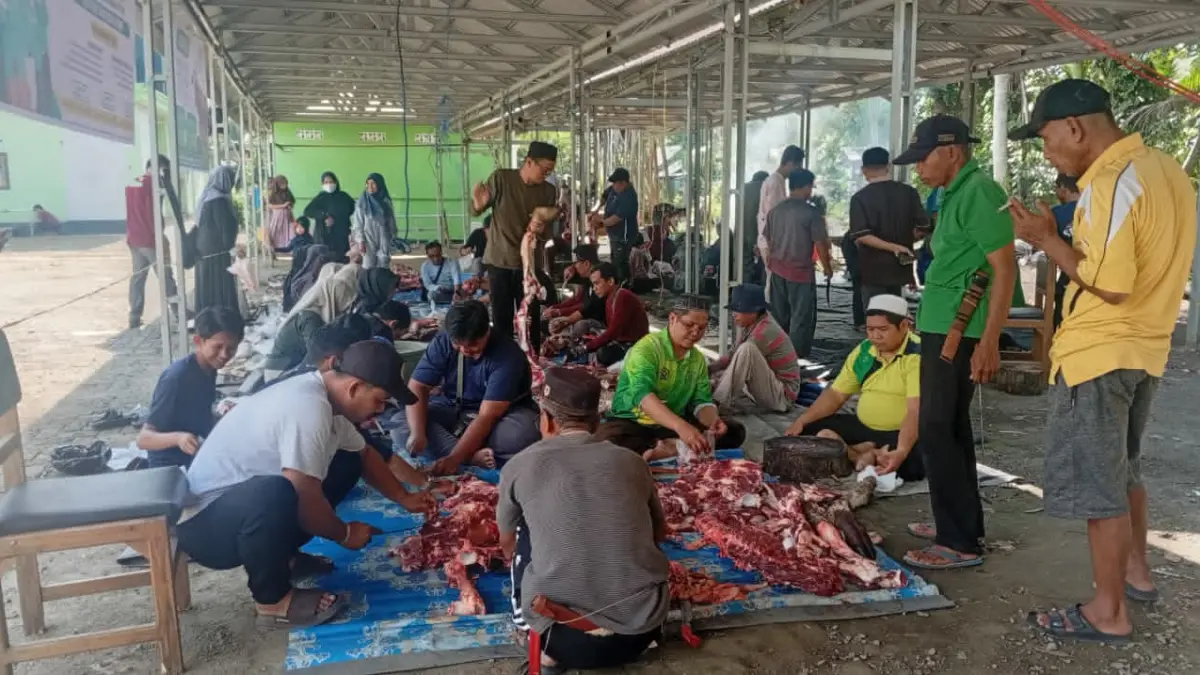 IBADAH KURBAN: Pelaksanaan kurban 8 ekor sapi di IAI Darul Ulum Kandangan, Kamis (28/5/2026).(Foto:M Padil Ihsan/Radar Banjarmasin)&nbsp;