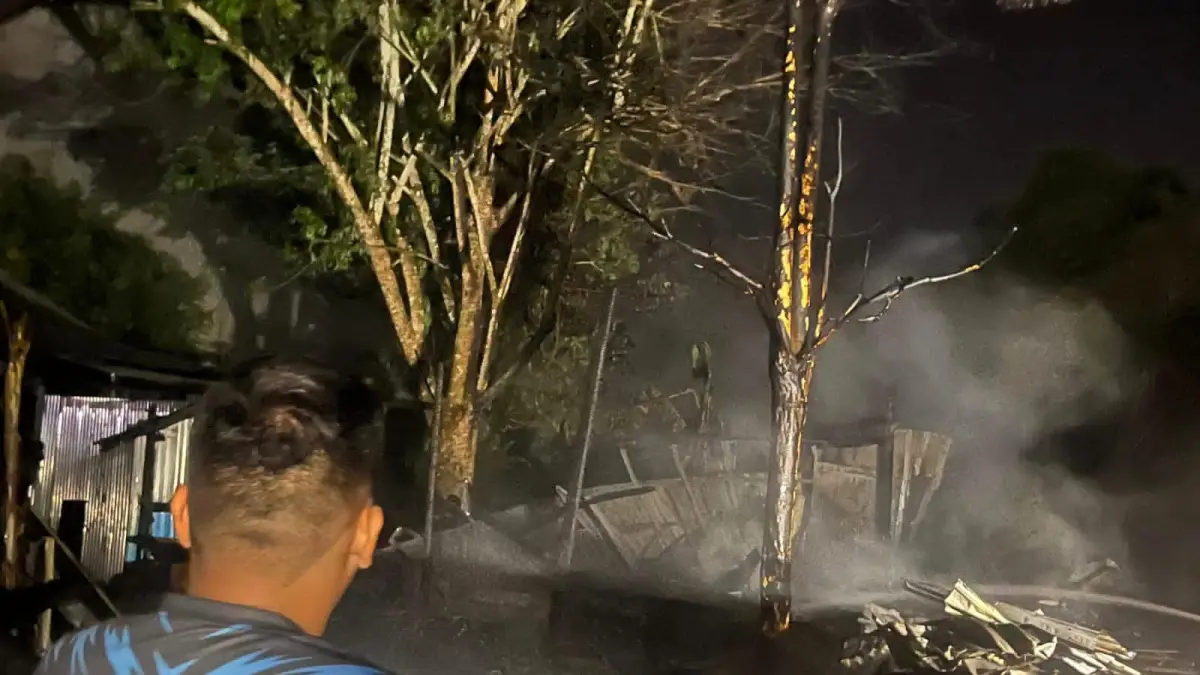 Kondisi bangunan milik warga di Jalan Kampung Baru, RT 17 RW 03, Paringin Kota yang dilalap si jago merah pada Kamis (28/5/2026) dini hari. (Hasan untuk Radar Banjarmasin)