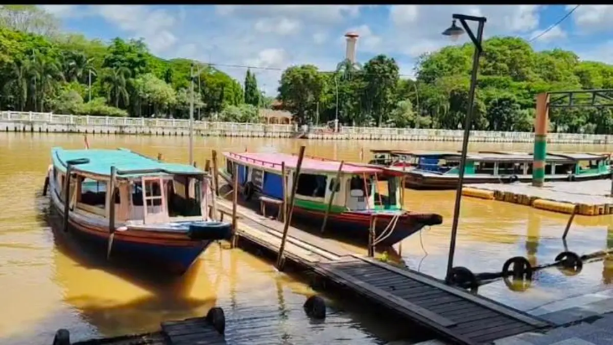 Para motoris kelotok wisata mengeluhkan sulitnya mendapatkan solar hingga harus membeli eceran dengan harga mencapai Rp18 ribu per liter.(Endang Syarifuddin/Radar Banjarmasin)