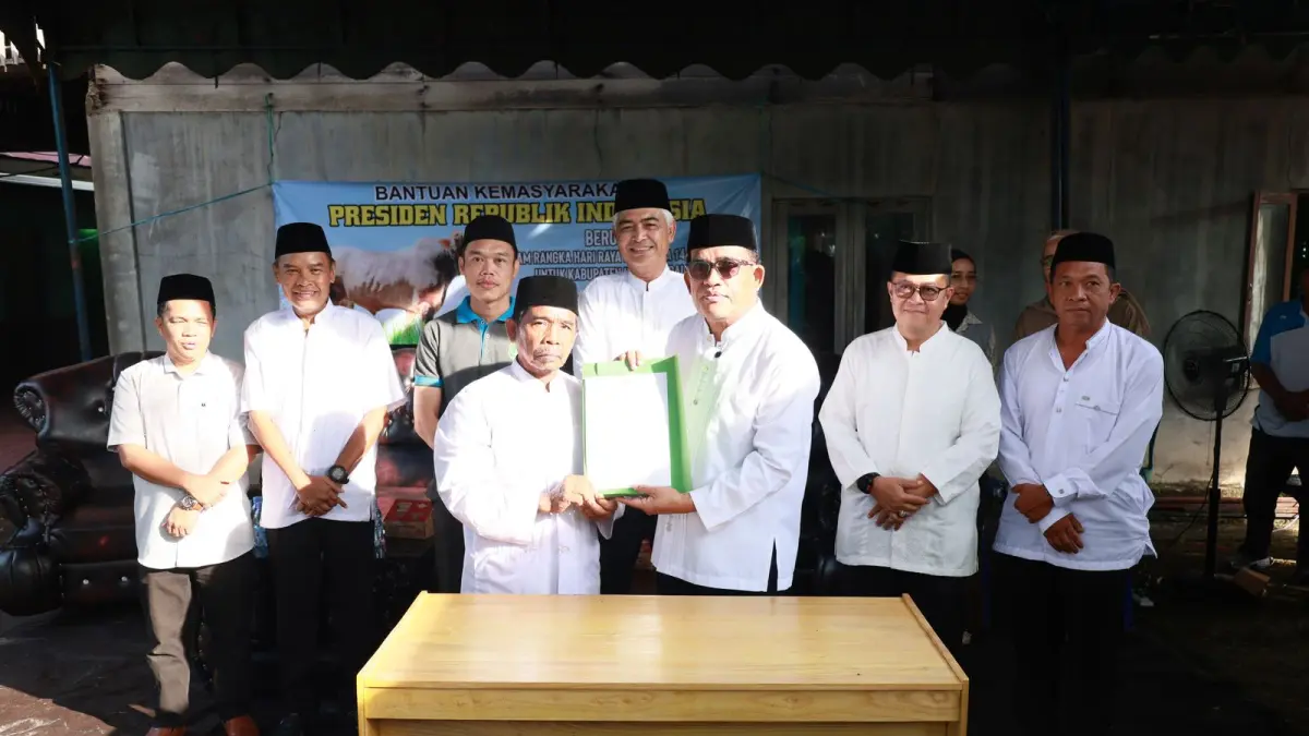 PENYERAHAN:Bupati dan Wakil Bupati Kabupaten HSU, H Sahrujani dan Hero Setiawan menyerahkan bantuan sapi kurban Presiden Republik Indonesia.(Foto: Pemkab HSU)&nbsp;