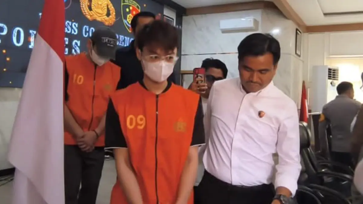 VONIS PENJARA: Fazar Bungas digiring petugas menuju sel khusus di Rutan Polres Balangan untuk menjalani penahanan dengan pengawasan ketat.
