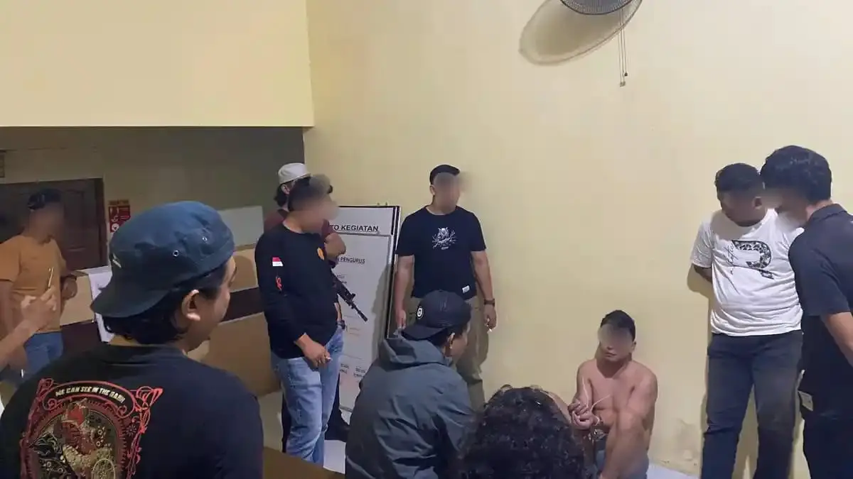 AKHIR PELARIAN: HWK (31), narapidana kasus narkoba yang kabur dari Rutan Tanah Grogot, saat diamankan oleh Tim Gabungan Polres Balangan di Desa Hukai, Kecamatan Juai, Senin (25/5/2026) malam. (Humas Polres untuk Radar Banjarmasin)