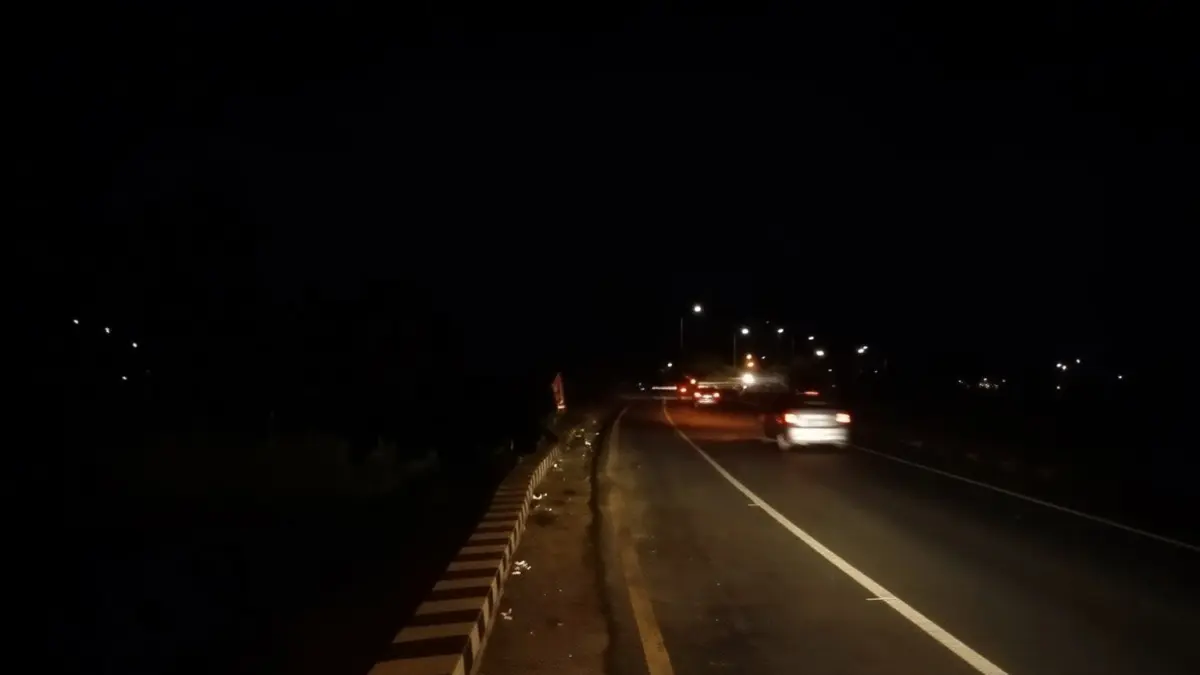 BUTUH PERBAIKAN: Kondisi lampu penerangan jalan umum di jalur viral Bayur-Panangkalaan mengalami penurunan fungsi dan memerlukan penanganan dari pihak terkait. (Foto: M.Akbar)&nbsp;