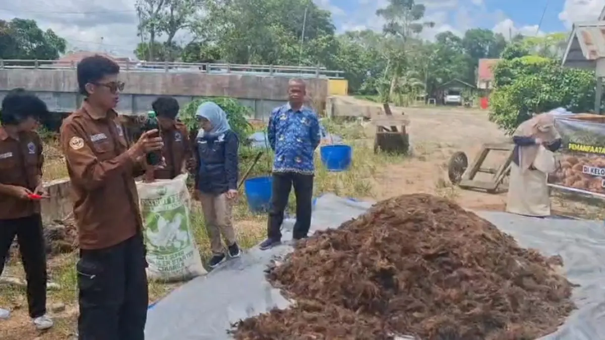DIAJARI: Para petani cabai hiyung mendapatkan pengetahuan terkait membuat limbah dari peternakan dan perkebunan.
Foto Junaidi.